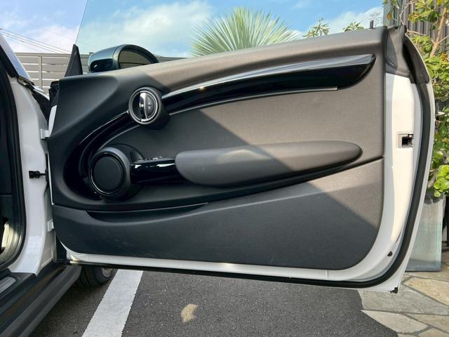 ＭＩＮＩ クーパー　マルチトーンルーフ：クラシックトリム：ボディーカラーナノクホワイト：シートヒーター：ハーフレザーシート：純正ナビ：クルコン：スマートキー×２：Ｂカメラ：前後ソナー：純正１６インチＡＷ：内蔵ルームミラー（47枚目）