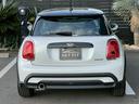 ＭＩＮＩ クーパー　マルチトーンルーフ：クラシックトリム：ボディーカラーナノクホワイト：シートヒーター：ハーフレザーシート：純正ナビ：クルコン：スマートキー×２：Ｂカメラ：前後ソナー：純正１６インチＡＷ：内蔵ルームミラー（6枚目）