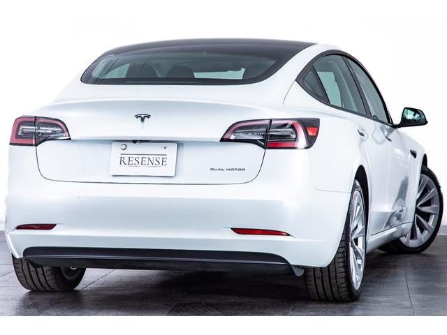 モデル3 ロングレンジ USBドライブ フルセルフD 純正ルーフシェード/トランクマット 19インチAW(3枚目)