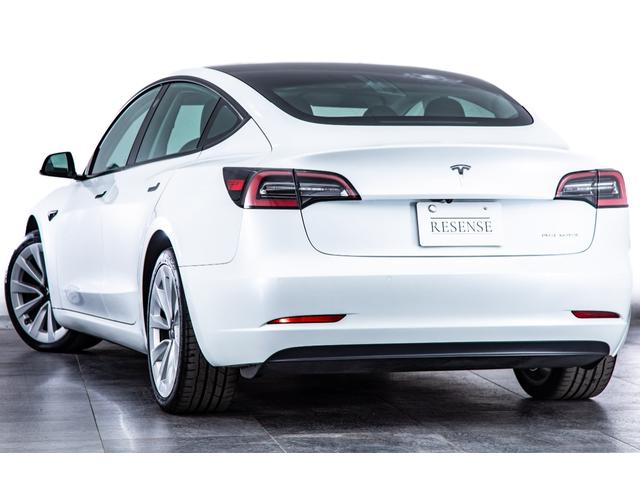 モデル3 ロングレンジ USBドライブ フルセルフD 純正ルーフシェード/トランクマット 19インチAW(10枚目)