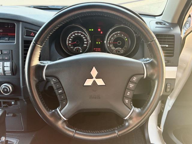 パジェロ ショート VR-II 4WD ディーゼルターボ ETC オートクルーズコントロール パワーシート オートライト HID ヘッドライトウォッシャー アルミホイール キーレスエントリー シートヒーター 背面タイヤ(2枚目)