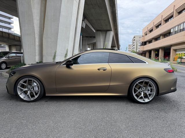 Ｅクラス Ｅ４５０　４マチック　クーペ　スポーツ　４ＷＤ　本革　サンルーフ　２１インチＢＣフォージド　フルラッピング　エアサスロワリングキット取付（4枚目）