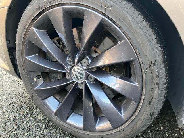 パサートＣＣ Ｖ６　４モーション　レザーインテリア　電動シート　前後席シートヒーター　キセノンヘッドライト　１８インチアルミホイール　フロントドリルドブレーキローター　ローダウン　ナビ　フルセグＴＶ　バックカメラ　パドルシフト（14枚目）