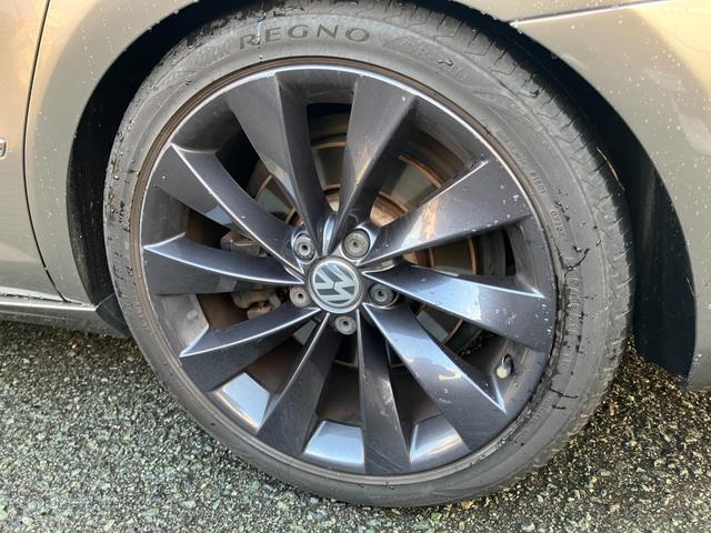 パサートＣＣ Ｖ６　４モーション　レザーインテリア　電動シート　前後席シートヒーター　キセノンヘッドライト　１８インチアルミホイール　フロントドリルドブレーキローター　ローダウン　ナビ　フルセグＴＶ　バックカメラ　パドルシフト（15枚目）