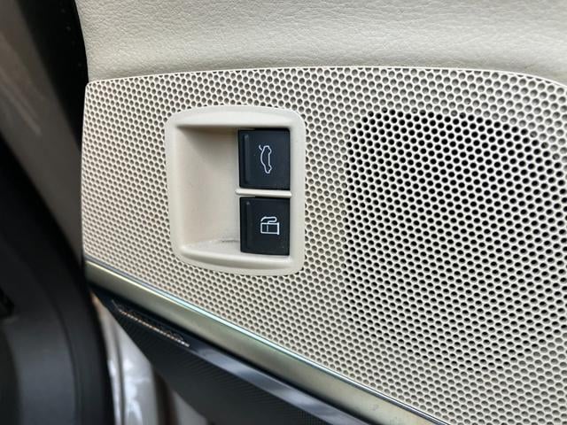 パサートＣＣ Ｖ６　４モーション　レザーインテリア　電動シート　前後席シートヒーター　キセノンヘッドライト　１８インチアルミホイール　フロントドリルドブレーキローター　ローダウン　ナビ　フルセグＴＶ　バックカメラ　パドルシフト（30枚目）