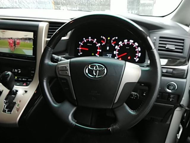 ヴェルファイア ２．４Ｚ　ゴールデンアイズ　ワンオーナー　キーレス　フルセグ　ナビ＆ＴＶ　１８アルミホイール　乗車定員７人　エアバッグ　オートマ　フル装備　ＨＩＤヘッドライト　ＥＴＣ　バックカメラ　スマートキー（5枚目）