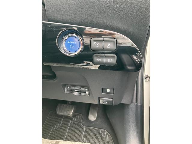 プリウス Aツーリングセレクション 革シート キーレス フルセグ ナビ&TV 17アルミホイール エアバッグ オートマ フル装備 ETC バックカメラ スマートキー(9枚目)