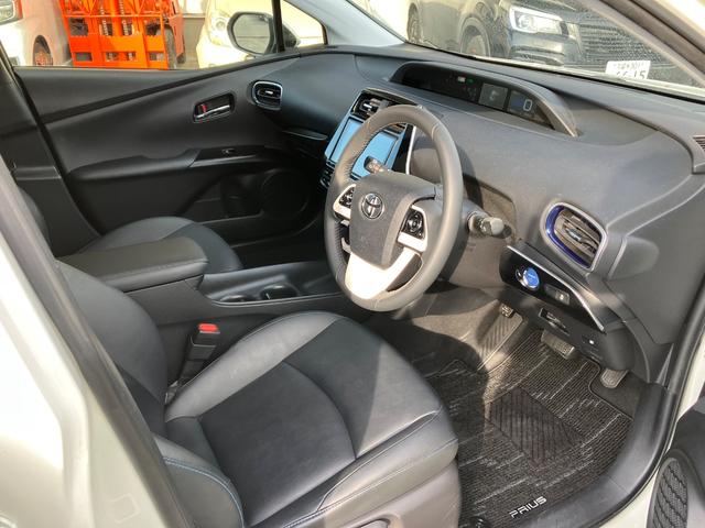 プリウス Ｓツーリングセレクション　革シート　キーレス　フルセグ　ナビ＆ＴＶ　１７アルミホイール　エアバッグ　オートマ　フル装備　バックカメラ　スマートキー（2枚目）