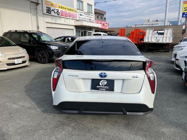 プリウス Ｓツーリングセレクション　革シート　キーレス　フルセグ　ナビ＆ＴＶ　１７アルミホイール　エアバッグ　オートマ　フル装備　バックカメラ　スマートキー（8枚目）