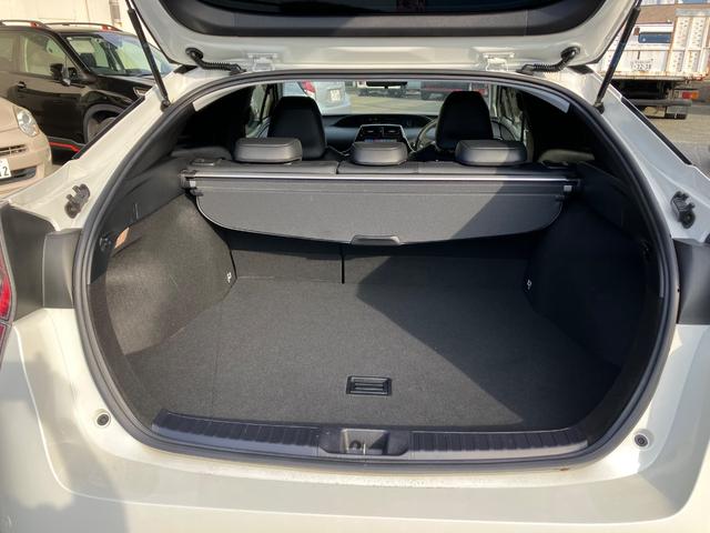 プリウス Ｓツーリングセレクション　革シート　キーレス　フルセグ　ナビ＆ＴＶ　１７アルミホイール　エアバッグ　オートマ　フル装備　バックカメラ　スマートキー（17枚目）