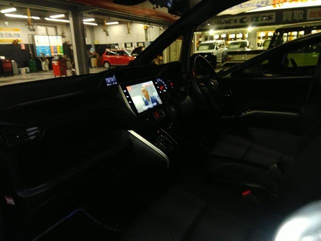 ヴォクシー ＺＳ　煌ＩＩ　キーレス　フルセグ　ナビ＆ＴＶ　乗車定員７人　エアバッグ　オートマ　フル装備　ＥＴＣ　バックカメラ　スマートキー（2枚目）