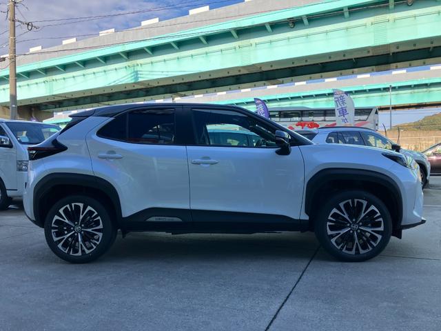 ヤリスクロス ハイブリッドＺ　ブラックマイカ（ルーフ）×プラチナホワイトパールマイカ・８インチＨＤディスプレイオーディオ・ナビ・フルセグＴＶ・ＥＴＣ２．０・パノラミックビュー・ブラインドスポットモニター（12枚目）