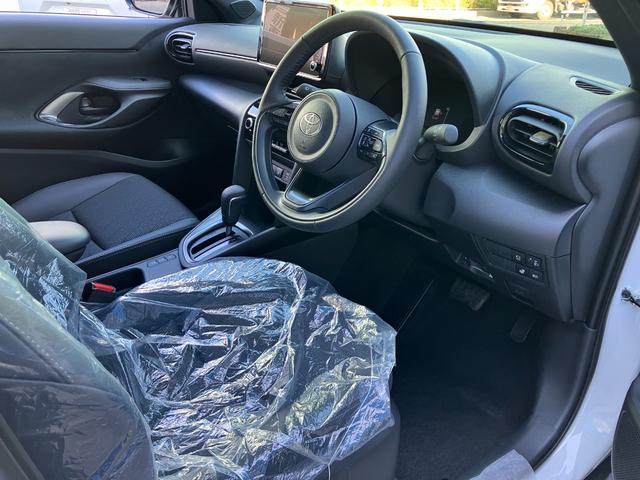 ヤリスクロス ハイブリッドＺ　ブラックマイカ（ルーフ）×プラチナホワイトパールマイカ・８インチＨＤディスプレイオーディオ・ナビ・フルセグＴＶ・ＥＴＣ２．０・パノラミックビュー・ブラインドスポットモニター（24枚目）