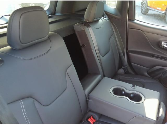ジープ・レネゲード アルティテュード e-ハイブリッド 登録済未使用車 マイチェンモデル 黒革 AppleCarPlay/AndroidAuto対応純正ナビ バックカメラ 追従式クルーズコントロール 純正17インチアルミ シート&ステアリングヒーター(16枚目)