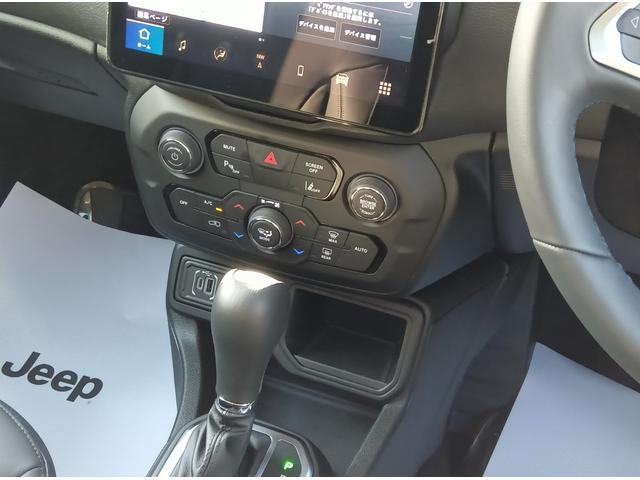 ジープ・レネゲード アルティテュード e-ハイブリッド 登録済未使用車 マイチェンモデル 黒革 AppleCarPlay/AndroidAuto対応純正ナビ バックカメラ 追従式クルーズコントロール 純正17インチアルミ シート&ステアリングヒーター(29枚目)
