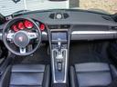 パネル類には日常使用で見られる程度の跡はありますが、全体としてはきれいな状態を維持しています。赤いメーターやアルミ調パネルがスポーティで、運転席まわりの質感も心地よい仕上がりです。