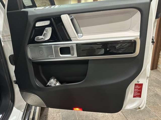 Ｇクラス Ｇ４００ｄ　ＡＭＧライン　ディーゼルターボ　４ＷＤ　内装ホワイト　アダプティブダンピングシステム　ラグジュアリーパッケージ　ボディ同色スペアタイヤリング（28枚目）