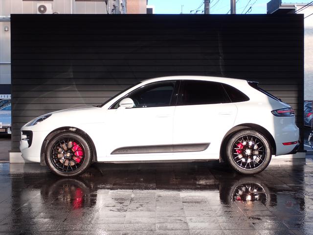 マカン マカンＧＴＳ　パノラマルーフ・スポーツクロノＰ・アダプティブクルーズコントロール・シートヒーター・パワステ＋・ＢＯＳＥサラウンド・ガーネットレッドシートベルト・エントリー＆ドライブ・アルミニウムＰＤＫレバー（3枚目）