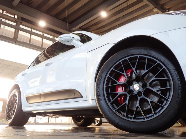 マカン マカンＧＴＳ　パノラマルーフ・スポーツクロノＰ・アダプティブクルーズコントロール・シートヒーター・パワステ＋・ＢＯＳＥサラウンド・ガーネットレッドシートベルト・エントリー＆ドライブ・アルミニウムＰＤＫレバー（8枚目）
