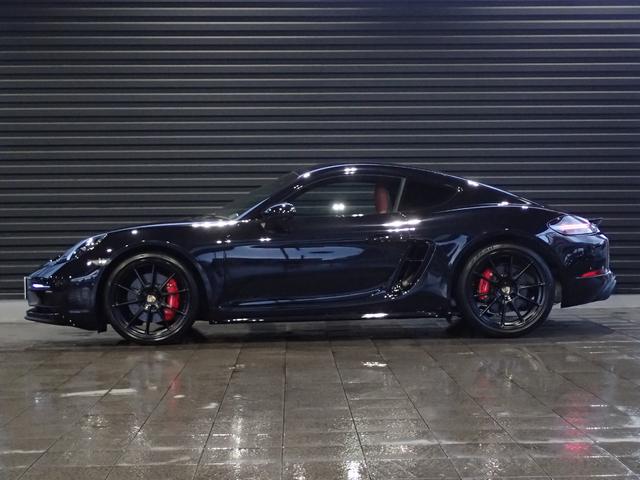 ７１８ケイマン ７１８ケイマンＧＴＳ　４．０　ツートンレザーインテリア（黒×赤）・１８ｗａｙ電動シート・ＰＡＳＭ－１０ｍｍ・カーボンインテリアＰＫＧ・シートクーラー・ＧＴステアリング＆シートヒーター・エントリー＆ドライブ・クレスト加工ヘッドレスト（4枚目）