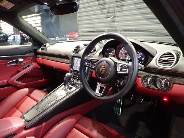７１８ケイマン ７１８ケイマンＧＴＳ　４．０　ツートンレザーインテリア（黒×赤）・１８ｗａｙ電動シート・ＰＡＳＭ－１０ｍｍ・カーボンインテリアＰＫＧ・シートクーラー・ＧＴステアリング＆シートヒーター・エントリー＆ドライブ・クレスト加工ヘッドレスト（12枚目）