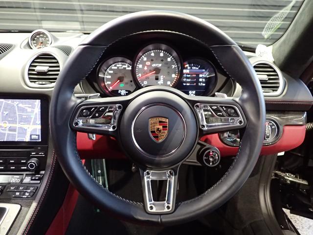 ７１８ケイマン ７１８ケイマンＧＴＳ　４．０　ツートンレザーインテリア（黒×赤）・１８ｗａｙ電動シート・ＰＡＳＭ－１０ｍｍ・カーボンインテリアＰＫＧ・シートクーラー・ＧＴステアリング＆シートヒーター・エントリー＆ドライブ・クレスト加工ヘッドレスト（13枚目）