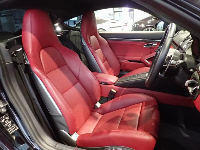 ７１８ケイマン ７１８ケイマンＧＴＳ　４．０　ツートンレザーインテリア（黒×赤）・１８ｗａｙ電動シート・ＰＡＳＭ－１０ｍｍ・カーボンインテリアＰＫＧ・シートクーラー・ＧＴステアリング＆シートヒーター・エントリー＆ドライブ・クレスト加工ヘッドレスト（14枚目）