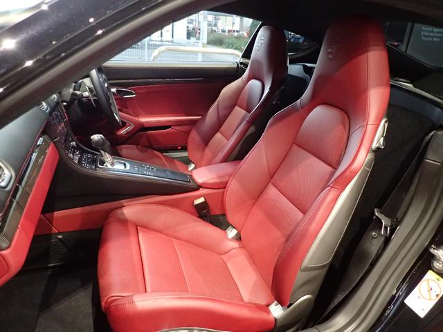 ７１８ケイマン ７１８ケイマンＧＴＳ　４．０　ツートンレザーインテリア（黒×赤）・１８ｗａｙ電動シート・ＰＡＳＭ－１０ｍｍ・カーボンインテリアＰＫＧ・シートクーラー・ＧＴステアリング＆シートヒーター・エントリー＆ドライブ・クレスト加工ヘッドレスト（15枚目）