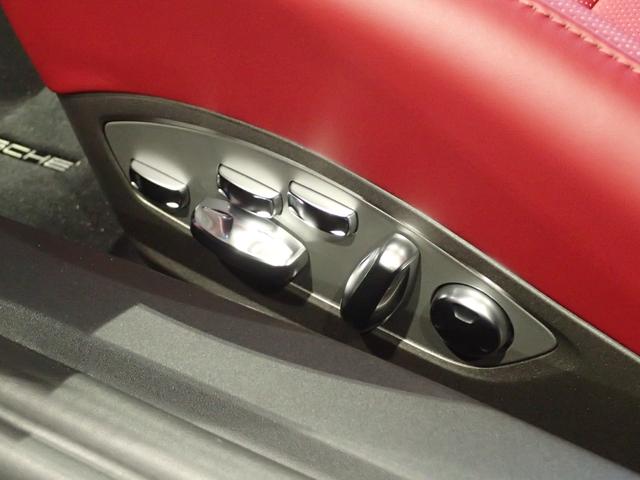 ７１８ケイマン ７１８ケイマンＧＴＳ　４．０　ツートンレザーインテリア（黒×赤）・１８ｗａｙ電動シート・ＰＡＳＭ－１０ｍｍ・カーボンインテリアＰＫＧ・シートクーラー・ＧＴステアリング＆シートヒーター・エントリー＆ドライブ・クレスト加工ヘッドレスト（16枚目）