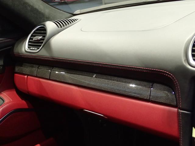 ７１８ケイマン ７１８ケイマンＧＴＳ　４．０　ツートンレザーインテリア（黒×赤）・１８ｗａｙ電動シート・ＰＡＳＭ－１０ｍｍ・カーボンインテリアＰＫＧ・シートクーラー・ＧＴステアリング＆シートヒーター・エントリー＆ドライブ・クレスト加工ヘッドレスト（19枚目）