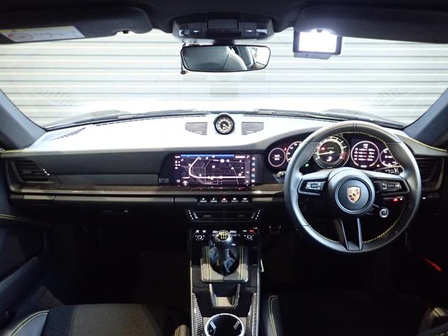 �C���e���A�ɂ̓X�|�[�c�J�[�Ȃ�ł͂̃G���S�m�~�N�X�Ɋ�Â��@�\�I�ȃX�^�C�����ǋy����A���K�����]���ɂ��邱�ƂȂ��A�h���C�o�[�ƃp�t�H�[�}���X�𒆐S�Ƀf�U�C�����ꂽ��Ԃ��n��グ���Ă��܂��B