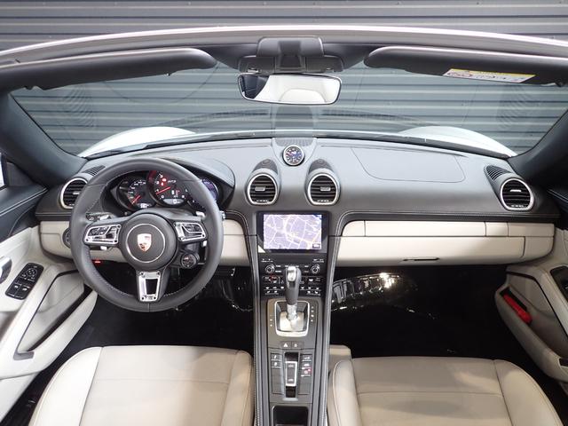 �C���e���A�ɂ̓X�|�[�c�J�[�Ȃ�ł͂̃G���S�m�~�N�X�Ɋ�Â��@�\�I�ȃX�^�C�����ǋy����A���K�����]���ɂ��邱�ƂȂ��A�h���C�o�[�ƃp�t�H�[�}���X�𒆐S�Ƀf�U�C�����ꂽ��Ԃ��n��グ���Ă��܂��B