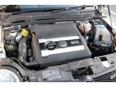 ルポＧＴＩの主役となる直列４気筒ＤＯＨＣエンジンのＡＶＹです。スペックは最高出力１２５ｐｓ／６５００ｒｐｍ、最大トルク１５．５ｋｇ・ｍ／３０００ｒｐｍと１，０１０ｋｇのボディに文句無しです。 7