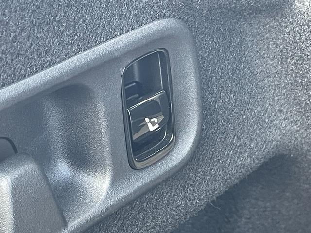 Cクラス C220dアバンギャルド AMGラインパッケージ AMGラインパッケージ ベーシックパッケージ 認定2年保証付 禁煙車 メモリー付パワーシート オブシディアンブラック(メタリック) ドラレコ MBUX 電動リアゲート ヘッドアップディスプレイ(29枚目)