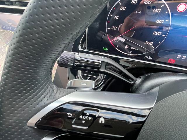 Ｅクラス Ｅ２２０ｄ　アバンギャルド　ＡＭＧラインパッケージ　パノラミックスライディングルーフ　ＡＭＧラインＰＫＧ　アドバンスドＰＫＤ　デジタルインテリアＰＫＧ　　レザーエクスクルーシブＰＫＧ　ワンオーナー　禁煙車　メルセデスケア継承　ＭＢＵＸスーパースクリーン（46枚目）