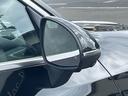 【ブラインドスポットアシスト】走行中車両の斜め後ろの死角エリアをモニタリングし、ドアミラー内蔵のインジケーターを点灯させて注意喚起し、安全な走行のサポートをします。