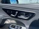 【メモリー付パワーシート】様々な体型の乗員に合わせたきめ細かいシート調整が可能になってます。3名分のメモリー可能は他の乗員が座った時にもスイッチ操作ひとつで好みのシートポジションを呼び出せます。