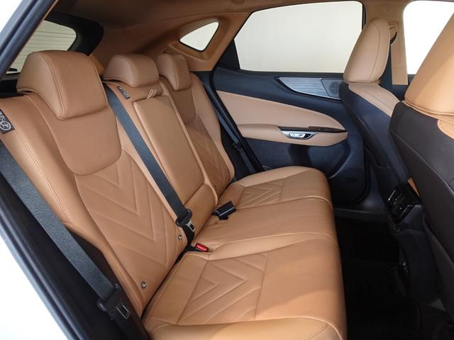 後部座席も気になるような汚れやへたり等、大きなダメージはなく、良好な状態です。