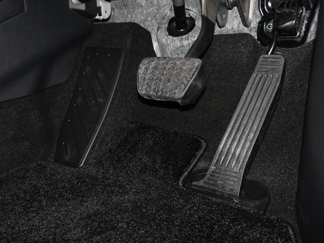 運転席アクセル・ブレーキペダル