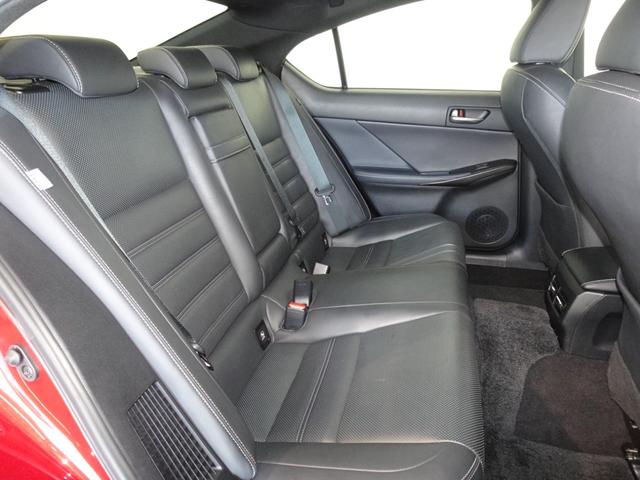 後部座席も気になるような汚れやへたり等、大きなダメージはなく、良好な状態です。