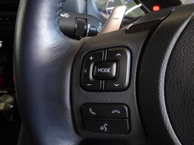 走行中も、ステアリングに付いているボタン一つで電話の対応が可能です。