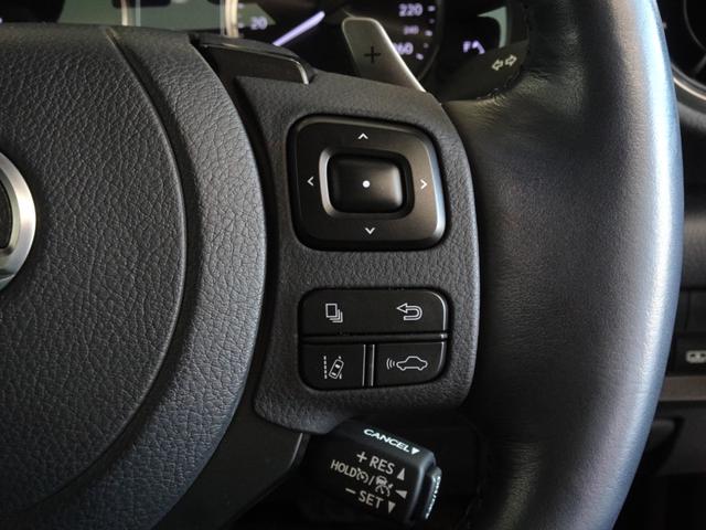 走行中も、ステアリングに付いているボタン一つで電話の対応が可能です。