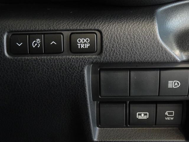 ドライブモードセレクトスイッチはドライバーがより運転に集中できるようにメーターフード横に配置。すぐれた操作性を実現してます。