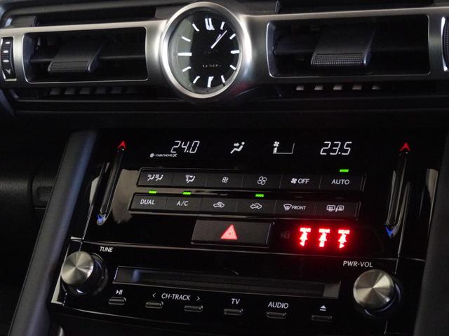 ドライブモードセレクトスイッチはドライバーがより運転に集中できるようにメーターフード横に配置。すぐれた操作性を実現してます。