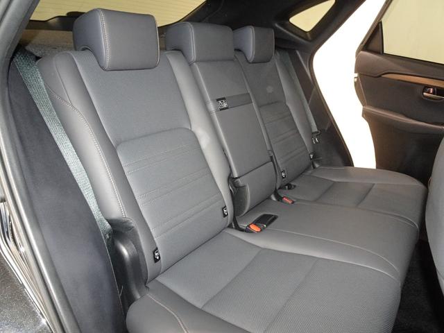 後部座席も気になるような汚れやへたり等、大きなダメージはなく、良好な状態です。