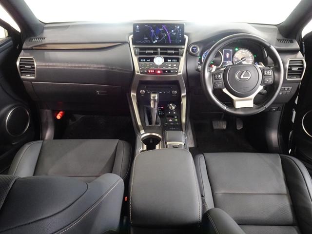 車両を上から見た映像をナビに表示する、パノラミックビューモニターが付いております。車両周辺の安全確認をサポートいたします。（メーカーオプション）