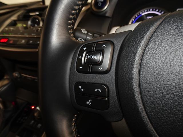 運転席と助手席間にＧ−ＬＩＮＫヘルプネットのスイッチがございます。万が一の事故や急病時に専門オペレーターが警察や消防に取り次ぎ、迅速な緊急車両の手配を実施。