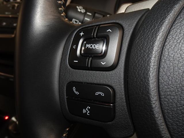 走行中も、ステアリングに付いているボタン一つで電話の対応が可能です。