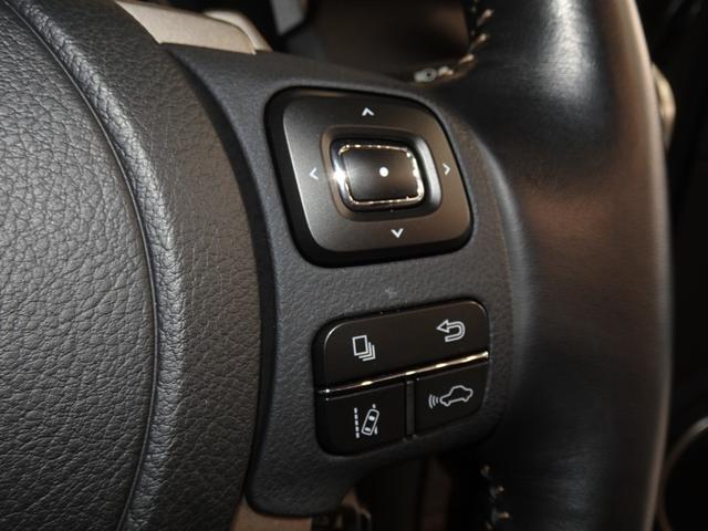 走行中も、ステアリングに付いているボタン一つで電話の対応が可能です。