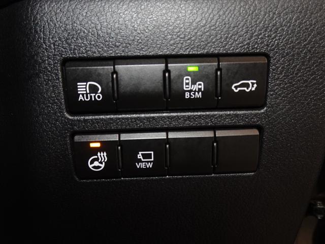 運転おひざ元に各種スイッチが配置されております。